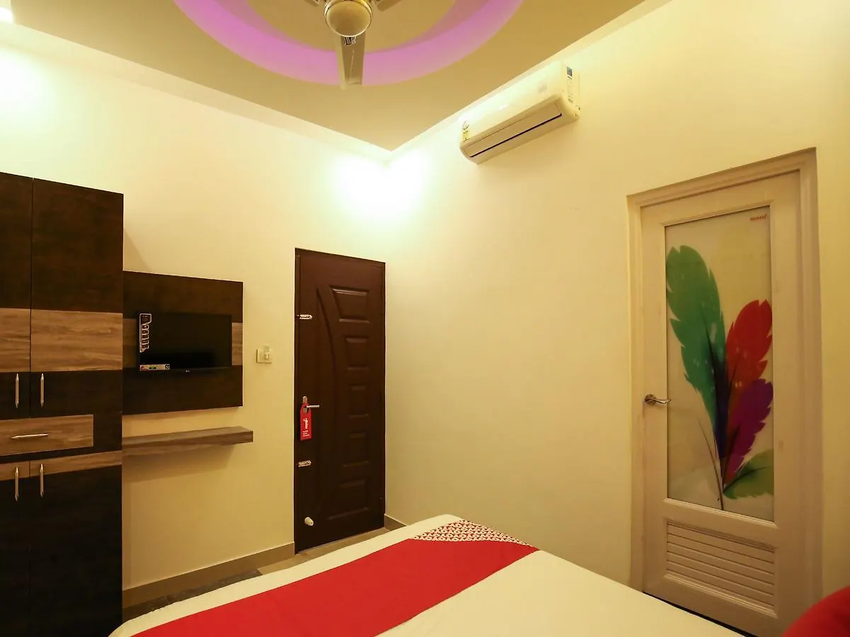 Отель Oyo 10152 Rail View Residency Alappuzha