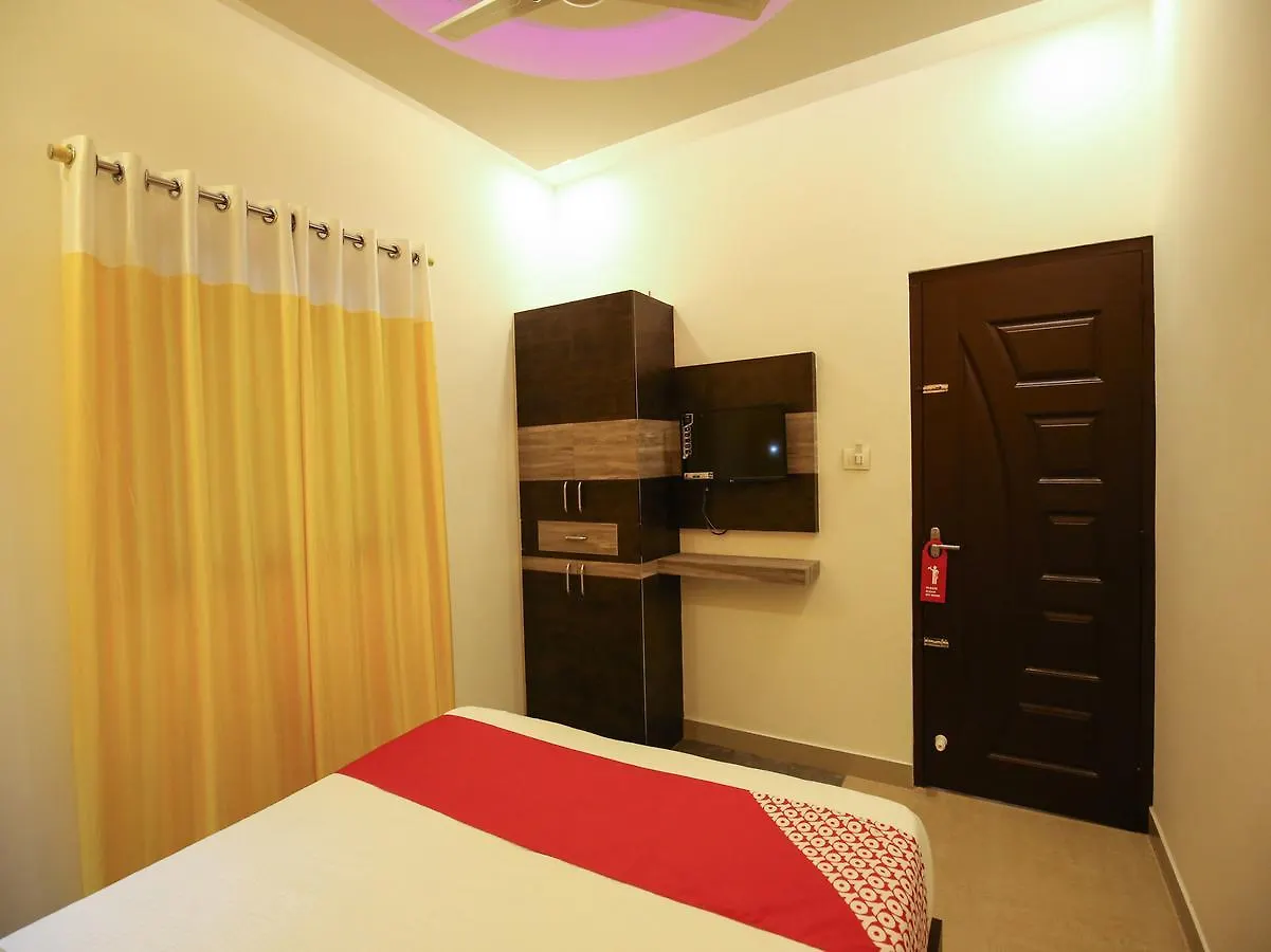 Отель Oyo 10152 Rail View Residency Alappuzha