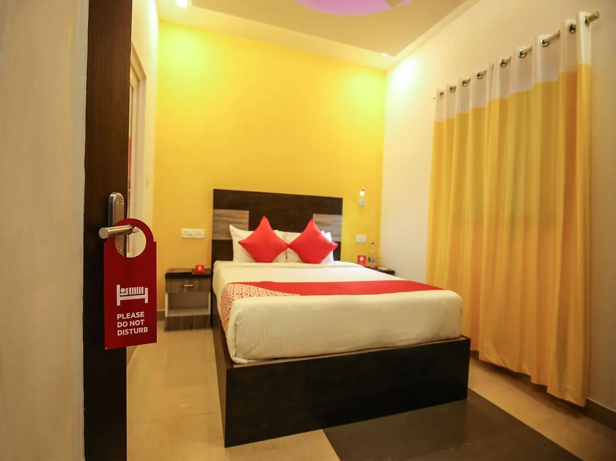Отель Oyo 10152 Rail View Residency Alappuzha